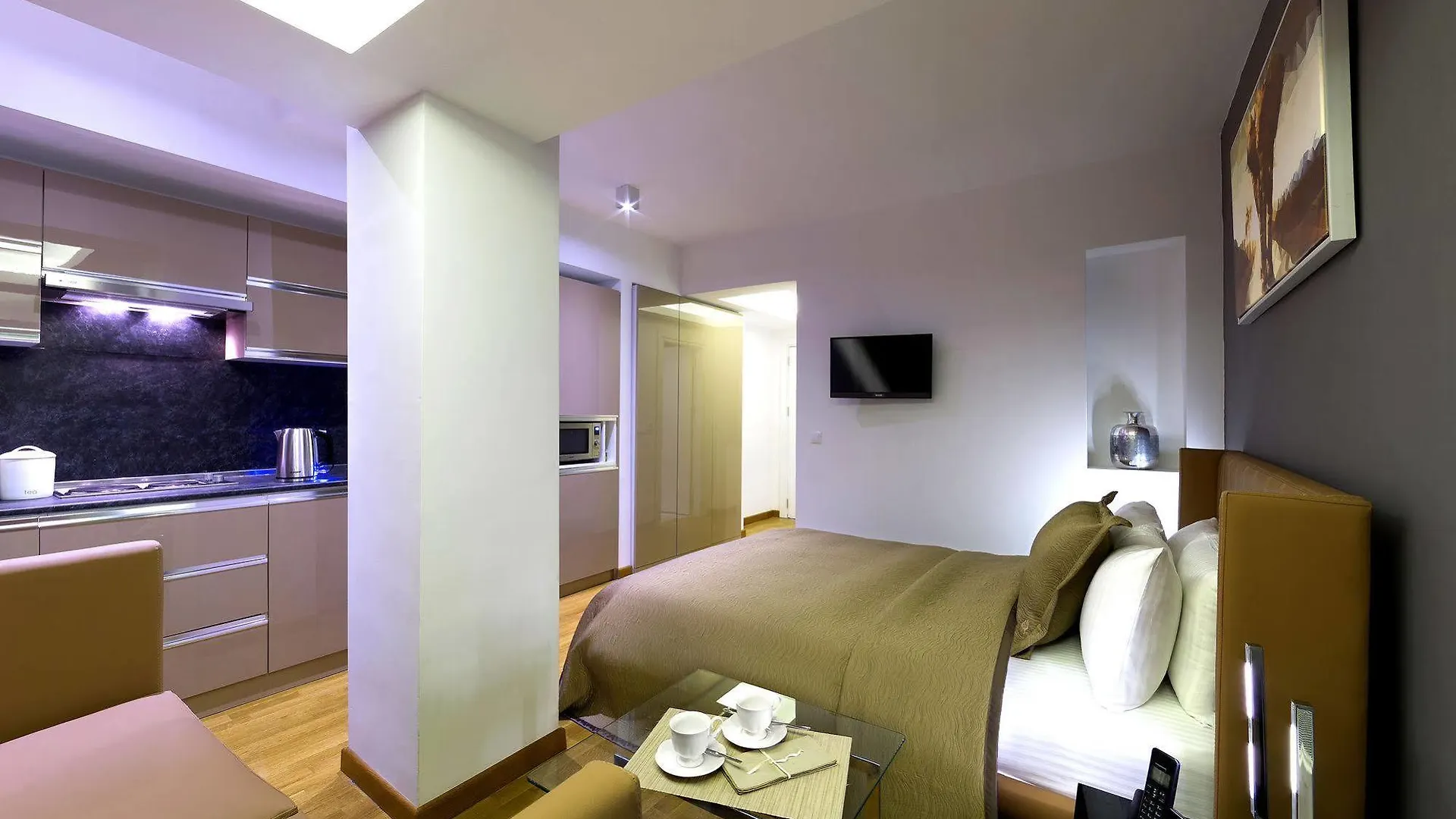 Hotell The Place Suit & Apartments